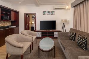 Sjónvarps- og/eða afþreyingartæki á Protea Hotel by Marriott Lagos Kuramo Waters