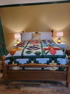 Un dormitorio con una cama con una colcha colorida. en Moonlight Manor Bed & Breakfast, en Floyd