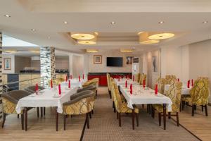 Sjónvarps- og/eða afþreyingartæki á Protea Hotel by Marriott Lagos Kuramo Waters