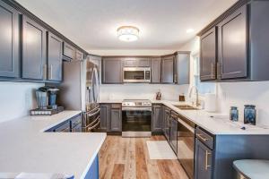 cocina con electrodomésticos de acero inoxidable y suelo de madera en Beautifully Renovated Home Corner of ND and Angela, en South Bend