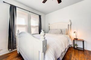 um quarto branco com uma cama branca e uma janela em Chic Duplex Haven I Steps From Paseo Arts Dist em Oklahoma City