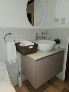 a bathroom with a sink and a mirror at Bonito Apartamento en zona exclusiva y tranquila in Quetzaltenango