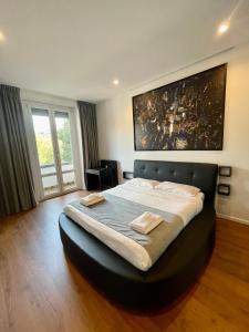 een slaapkamer met een groot bed met twee handdoeken erop bij Savoia Luxury Apartment in Milaan