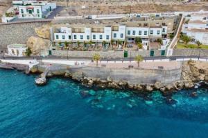 - une vue aérienne sur la ville et l'océan dans l'établissement Villa El Olivo - first line with direct access to the beach, à Poris de Abona
