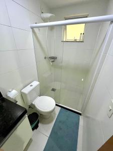 a bathroom with a toilet and a shower at Apartamento em Praia Grande - Le Bon Vivant - Arraial do Cabo in Arraial do Cabo