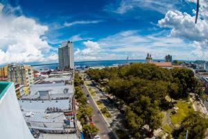 uma vista aérea de uma cidade com edifícios e uma rua em Temporada centro de Manaus 815 em Manaus