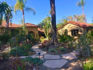 ein Haus mit Palmen und einem Gehweg in der Unterkunft Celebrity Dream Estate in Rancho Santa Fe