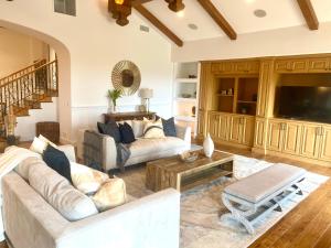 ein Wohnzimmer mit einem Sofa und einem Tisch in der Unterkunft Celebrity Dream Estate in Rancho Santa Fe