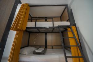 パリにあるCity Inn Parisの二段ベッド2組が備わる客室です。