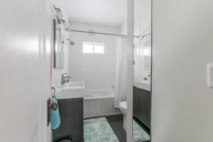 Koupelna v ubytování Stylish 2br Cozy Home 10min Drive from ND! + 46 fotografií