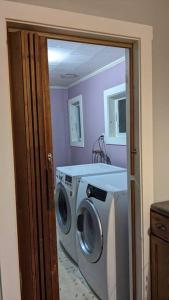 una sala de lavandería con lavadora en una habitación en Bangor home minutes from airport, en Bangor