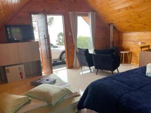 1 dormitorio con 1 cama y TV en una habitación en Pousada Recanto das Cachoeiras en Urubici