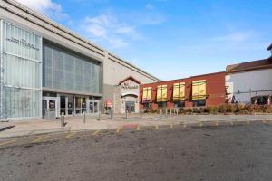 a group of buildings on the side of a street at Spacious Bd,EWR Airpt,Nyc,Prudential Center, Free Free Pkng, American Dream Mall in Elizabeth