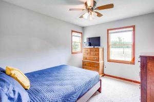 een slaapkamer met een bed en een plafondventilator bij On Campus Home Updated Steps From Hesburgh - 10+ in South Bend