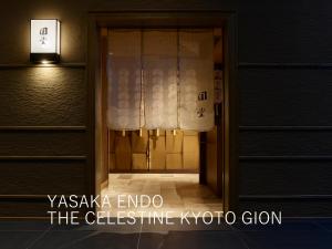 een deur naar een kamer met een raam en een licht bij Hotel The Celestine Kyoto Gion in Kyoto