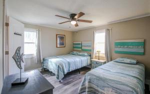 Ένα ή περισσότερα κρεβάτια σε δωμάτιο στο Crabbin Cabin - Spacious, Seasonal Riverside Home On The Ga Coast