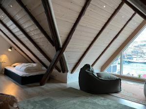 Schlafzimmer im Dachgeschoss mit einem Bett und einem Fenster in der Unterkunft Apartment downtown - Great View! in Klaksvík