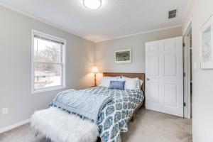 sypialnia z łóżkiem i oknem w obiekcie Cozy Home w/ Sonos + Walking to Notre Dame w mieście South Bend