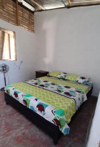 a bedroom with a bed in a white wall at Hospedaje los polos in Villavieja