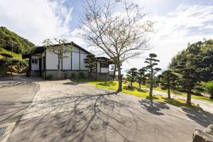 福岡市にあるKeiko"s Home 宮浦一日一組限定海の絶景オーシャンビューのラグジュアリー別荘2000m2BBQ可海釣公園の道路上の木影のある家