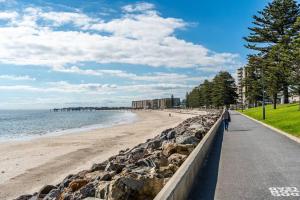 Gallery image ng A Stone's Throw - Cafes, Parking, WiFi sa Glenelg