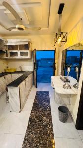 拉合爾的住宿－Cozy House - Upper Floor，厨房配有水槽和台面