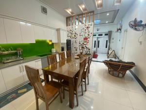 comedor con mesa y sillas en la cocina en Villa sân vườn Misa, en Phan Thiet
