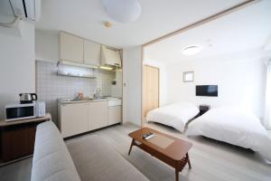 uma sala de estar com 2 camas e uma cozinha em Kyoto - Hotel / Vacation STAY 73631 em Quioto
