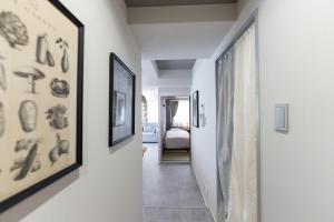 un pasillo con obras de arte en las paredes y un pasillo con cama en Osaka Bay Wheel, en Osaka