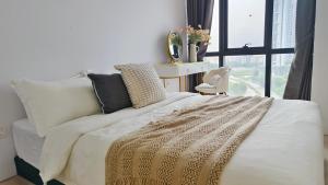 a bedroom with a bed and a desk and a window at A1. The Ins @ Aurpra Place beside Pavillion Bukit Jalil in Kuala Lumpur +17 photos