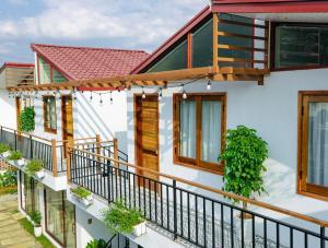 Casa con balcón con plantas en Sol Inn - Moc Chau, en Mộc Châu