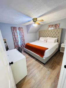 una camera con letto e ventilatore a soffitto di A Lovely Retreat in St Paul a Saint Paul