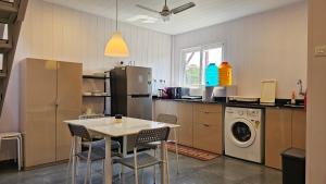 Η κουζίνα ή μικρή κουζίνα στο White Lotus Villa