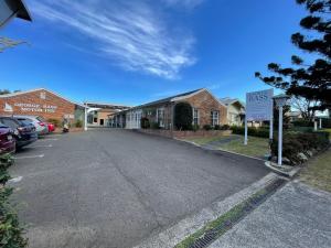 an empty street in front of a house at George Bass Motor Inn in Nowra