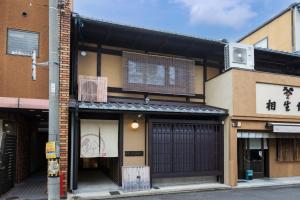Una vista exterior de un edificio con una puerta. en Rinn Premium Machiya Kunpu, en Kioto