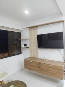 a living room with a flat screen tv on the wall at Apartamento moderno frente al mar in Cartagena de Indias