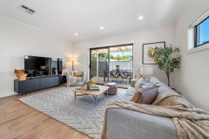 TV a/nebo společenská místnost v ubytování Urban Luxe - Designer, BBQ, WiFi
