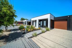 a house with a driveway and a garage at Urban Luxe - Designer, BBQ, WiFi in Keswick