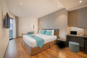 Łóżko lub łóżka w pokoju w obiekcie The Code Hotel & Spa Da Nang