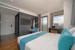 Łóżko lub łóżka w pokoju w obiekcie The Code Hotel & Spa Da Nang
