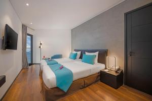 Łóżko lub łóżka w pokoju w obiekcie The Code Hotel & Spa Da Nang