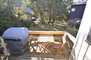 un tavolo da picnic e sedie su una terrazza di Hi Plains Garadyigan Chalet a Thredbo