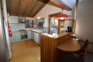 eine Küche mit einer Holztheke und einer roten Lampe in der Unterkunft Hi Plains Garadyigan Chalet in Thredbo