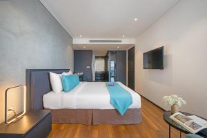 Łóżko lub łóżka w pokoju w obiekcie The Code Hotel & Spa Da Nang