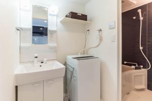 Un baño pequeño con lavabo e inodoro. en FDS NEXUS, en Osaka 46 fotos más