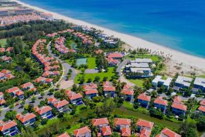 una vista aérea de un complejo cerca de la playa en Ocean Villa Pool Retreat In Da Nang en Da Nang