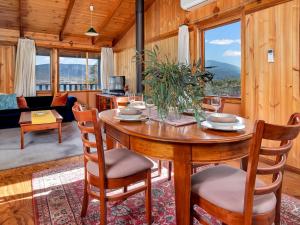 comedor de madera con mesa y sillas en Little Lodge en Kalkite