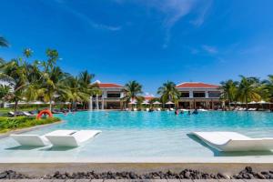 峴港的住宿－Ocean Villa Pool Retreat In Da Nang，蓬塔卡纳度假酒店的游泳池