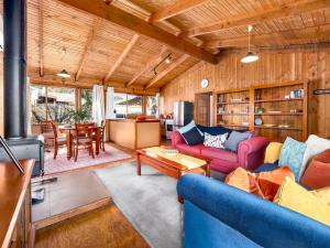 Sala de estar con 2 sofás y mesa en Little Lodge en Kalkite