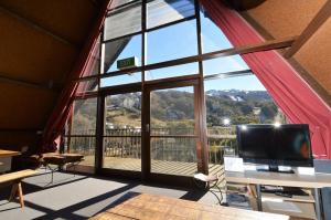 een kamer met een groot raam met uitzicht bij Moonbah Ski Lodge in Thredbo